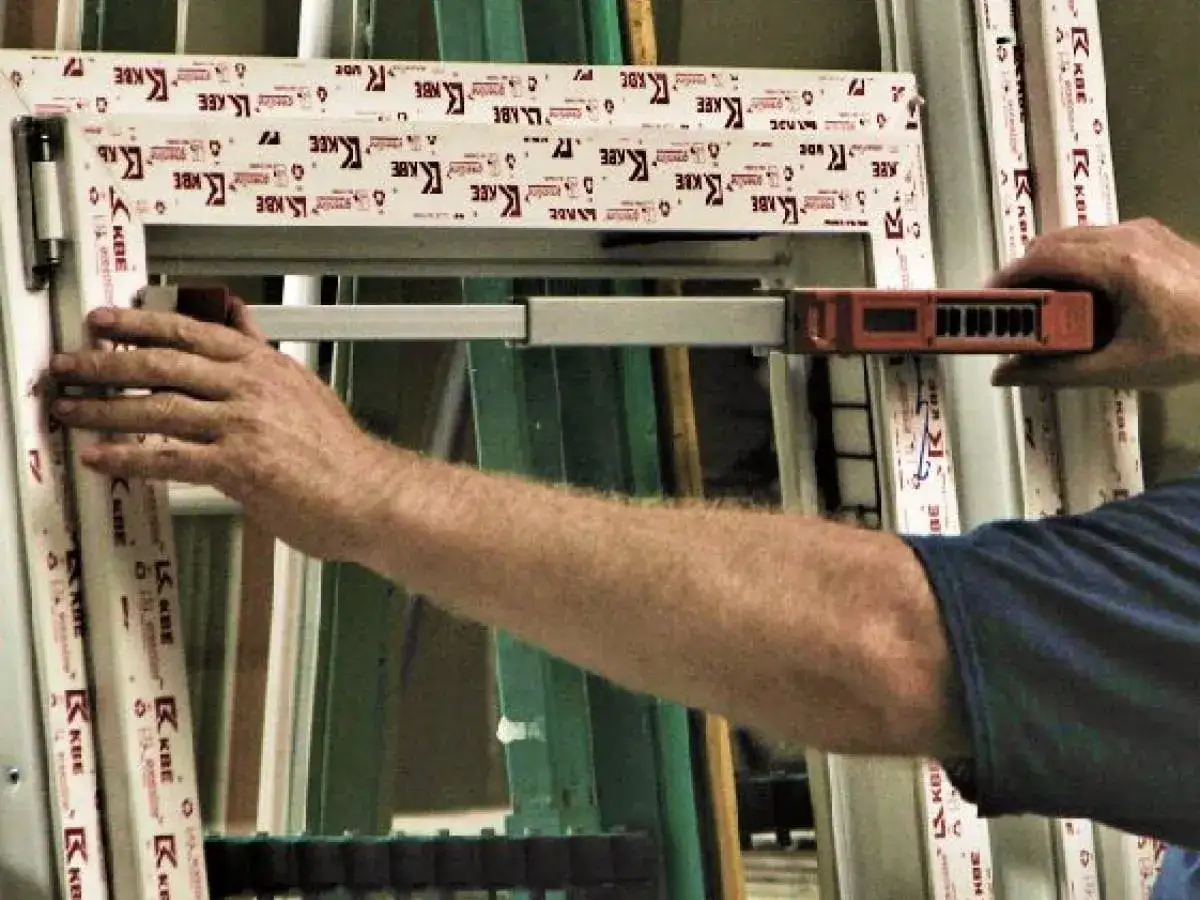 Jak oszklić okno? Prosty sposób na samodzielną wymianę szyby w oknie