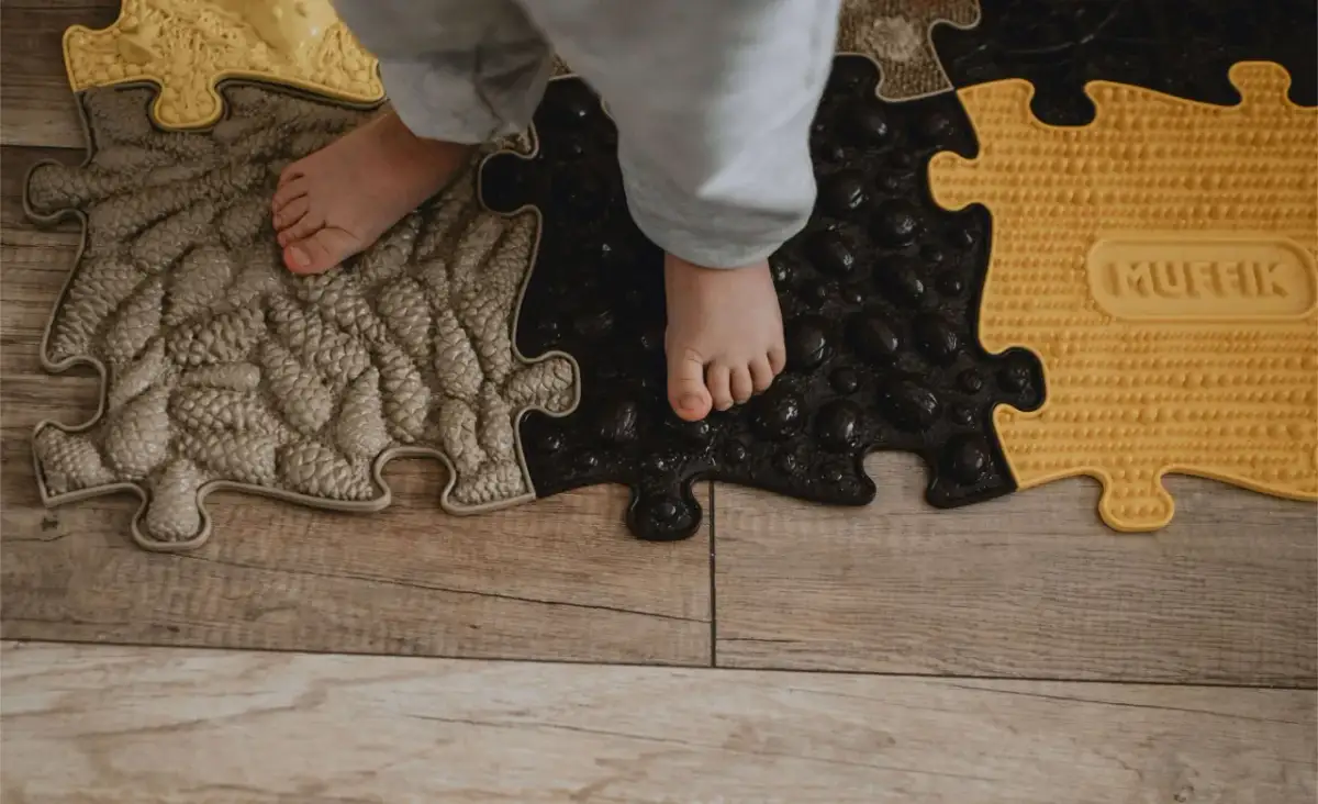 Muffik: Jak wybrać matę sensoryczną dla zdrowych stóp dziecka?