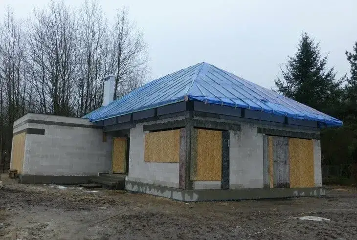 Dom bez dachu: jak zabezpieczyć budowę przed zimą i kosztami