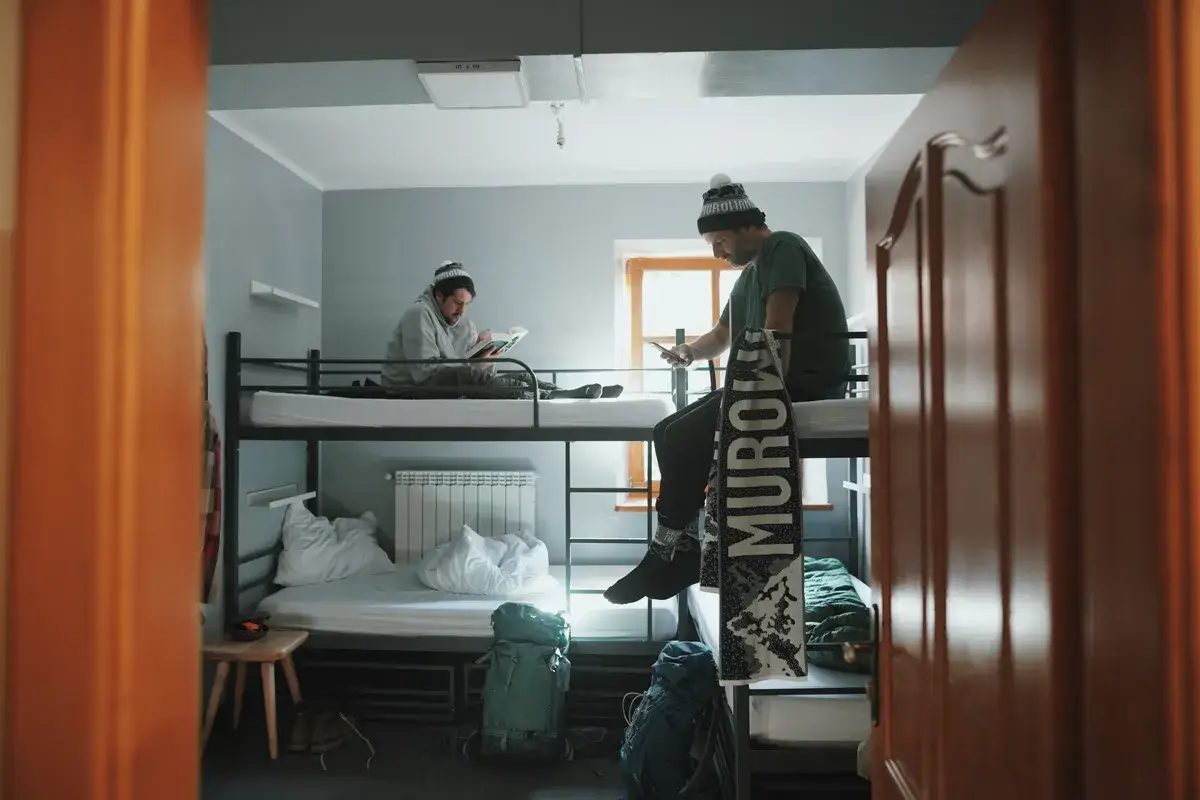 Ile kosztuje nocleg w schronisku? Sprawdź ceny i porady na sezon