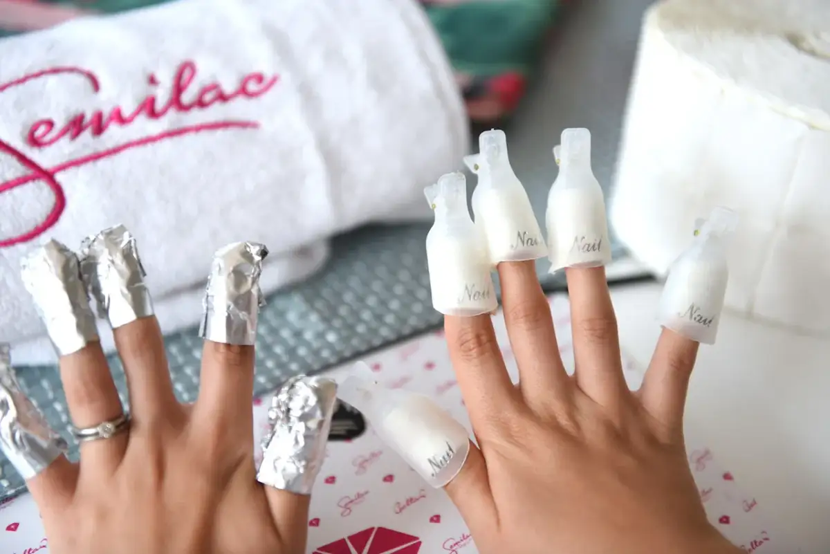 Bezpieczne usuwanie hybrydy acetonem w domu: Jak nie zniszczyć paznokci