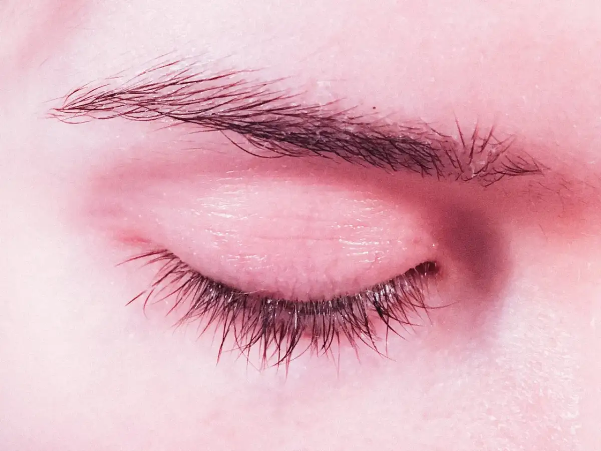 Usuwanie przedłużanych rzęs: Jak to zrobić bezpiecznie w domu?