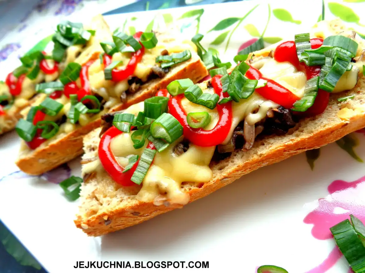 Zapiekanka z bagietki z serem, papryką i szczypiorkiem. Pyszna przekąska na ciepło.
