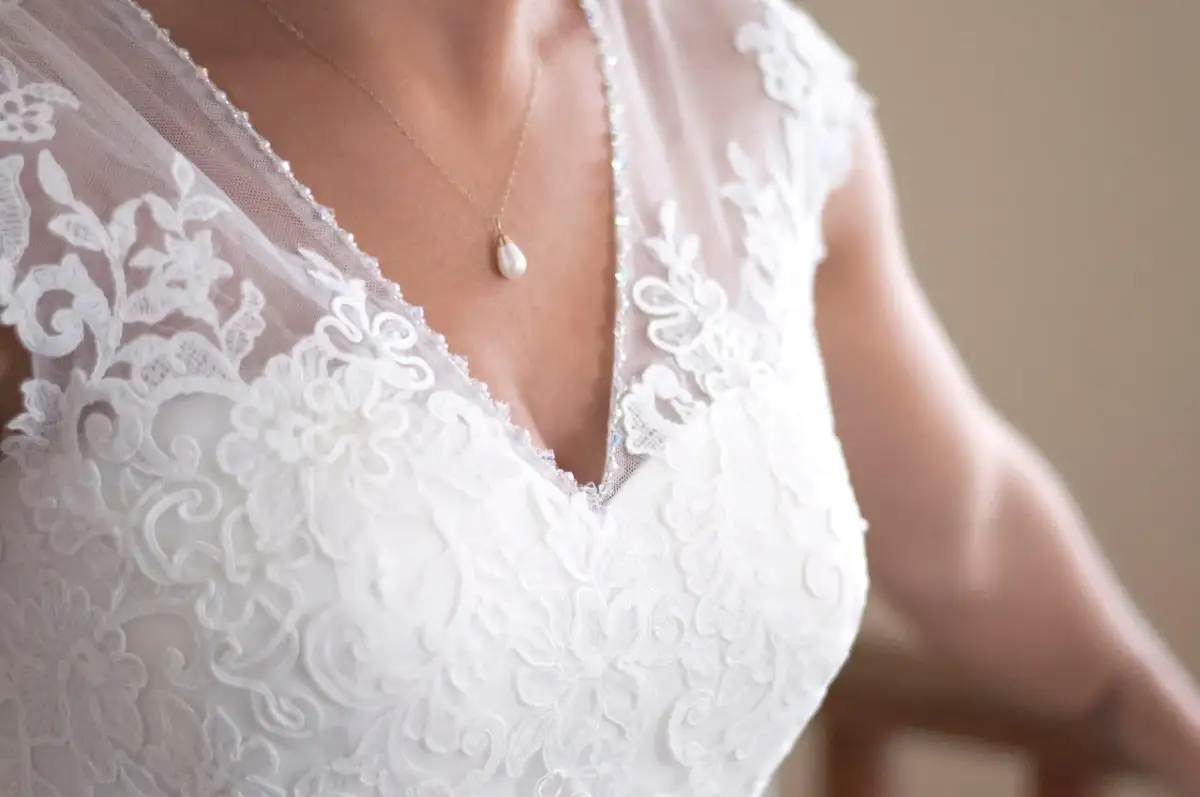 Jakie dodatki do sukni z koronki, aby wyglądać olśniewająco?