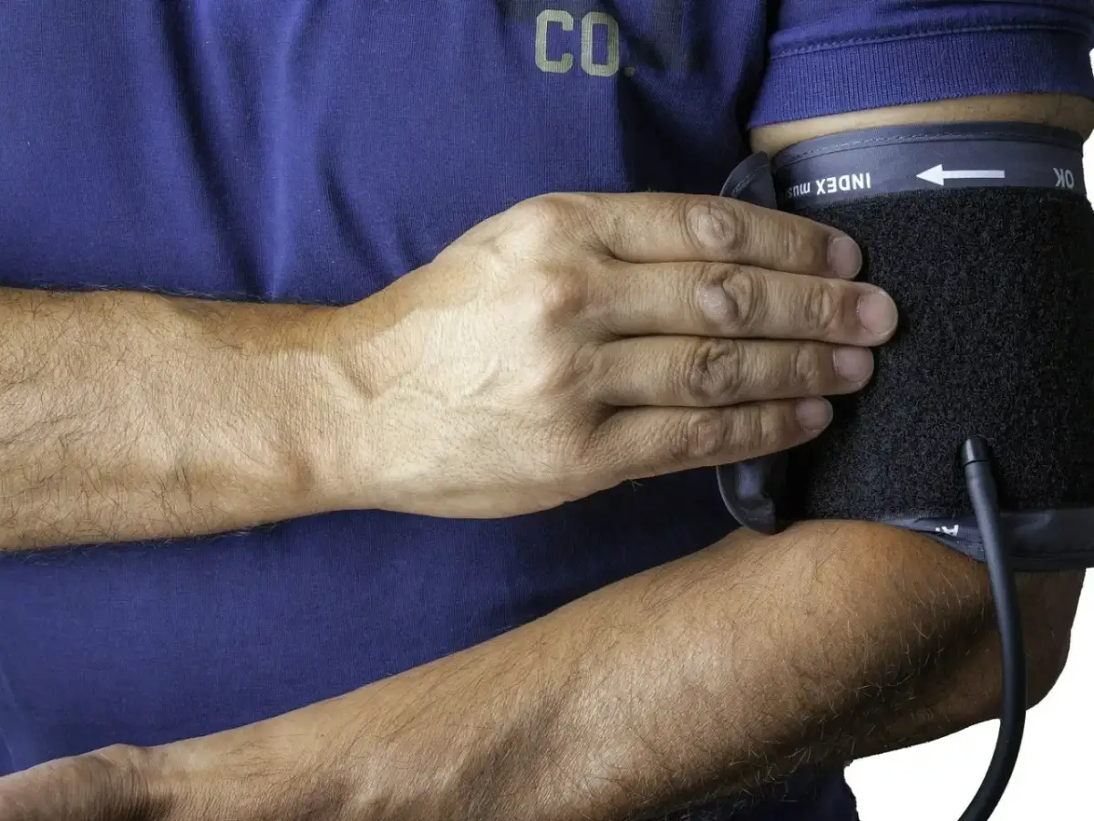 Skoki ciśnienia i uderzenia gorąca: Co znaczą i jak reagować?