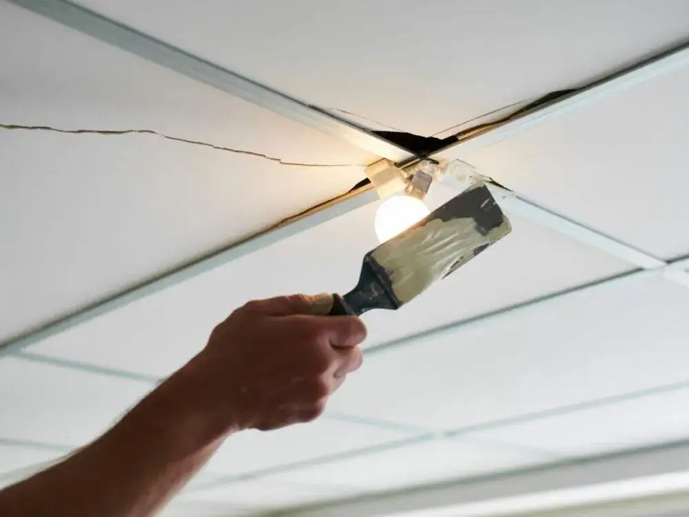 Naprawa pęknięć w stropie: diagnoza, materiały i instrukcja DIY