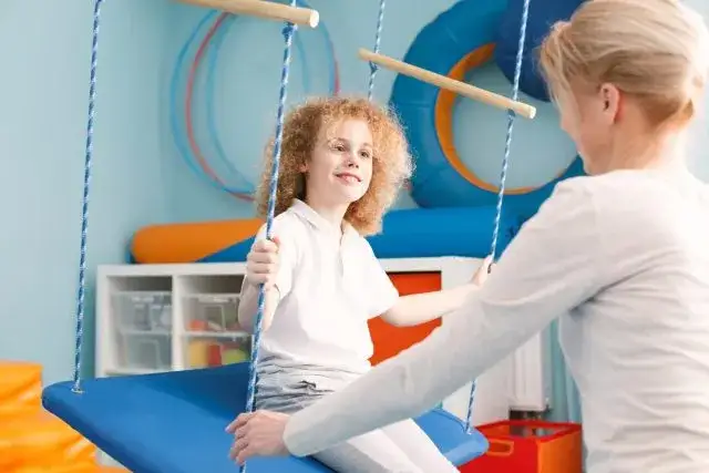 Terapia sensoryczna: Jak poprawić rozwój dziecka z zaburzeniami?