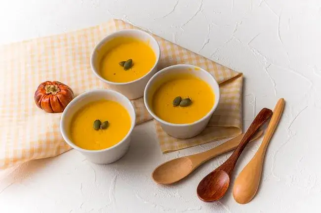 Ile kalorii ma zupa dyniowa? Odkryj sekrety lekkiej wersji!