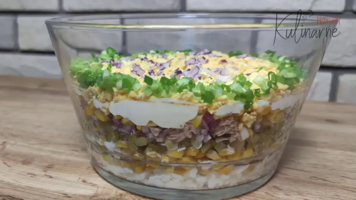 Sałatka z tuńczykiem: Przepis, wariacje i jak uniknąć błędów?