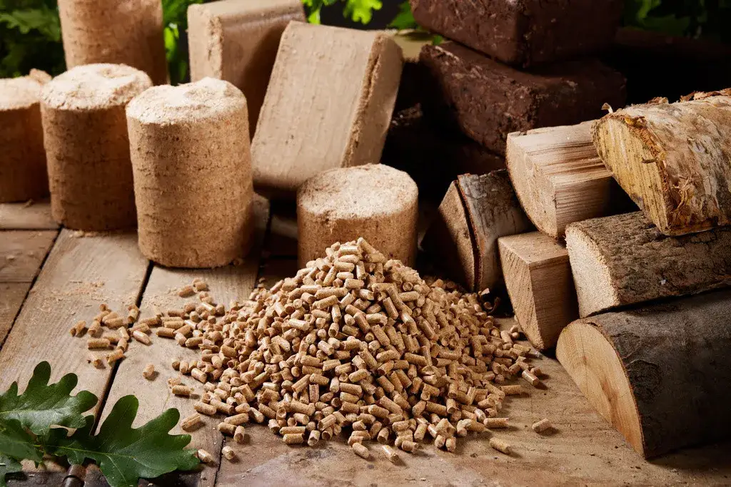 Czym palić w kominku zamiast drewna? Legalne i efektywne alternatywy