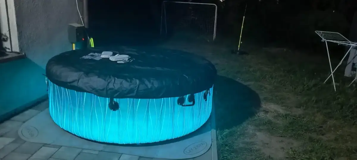 Nocny relaks w ogrodzie z podświetlanym Lay-Z-Spa Miami. Idealne miejsce na leniwe chwile.
