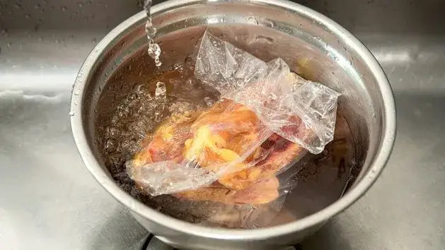 Jak rozmrozić zupę bez utraty smaku – sprawdzone metody i porady