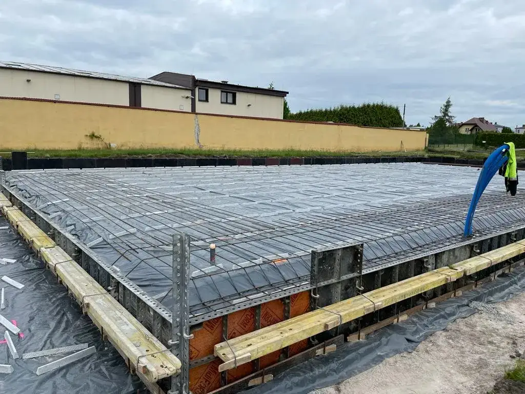 Ile stali na fundament 100m2? Zaskakujące obliczenia i porady