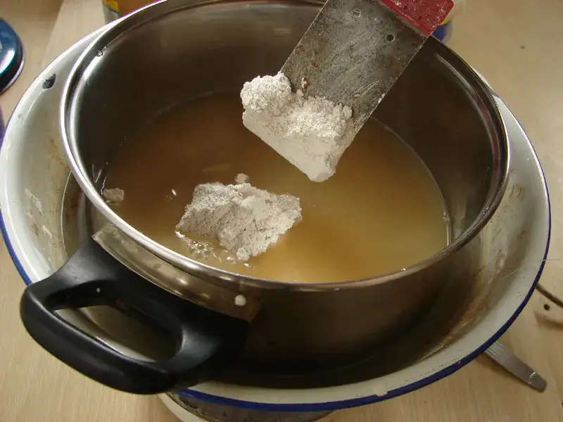 Jak zrobić zaprawę klejową w domu: Przepis i wskazówki eksperta