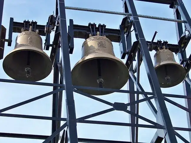 Dlaczego biją dzwony w kościele o 23? Odkryj zaskakujące powody