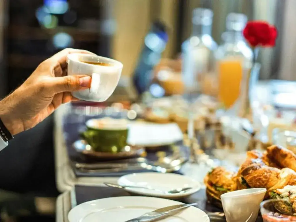 Jak się ubrać na śniadanie w hotelu? Smart casual i inne zasady