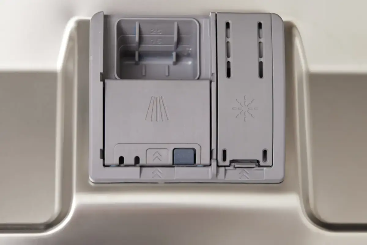 Zmywarka: gdzie wlać płyn czyszczący? Prosta instrukcja i błędy