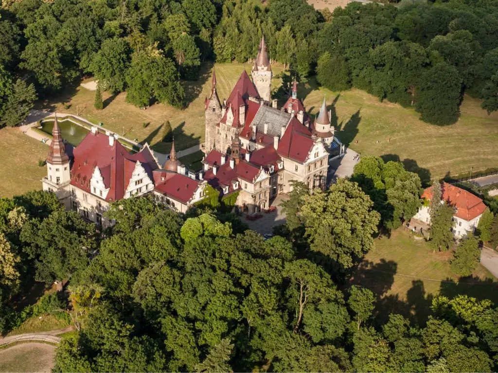 Zamek w Mosznej: odkryj magiczne podobieństwo do Hogwartu