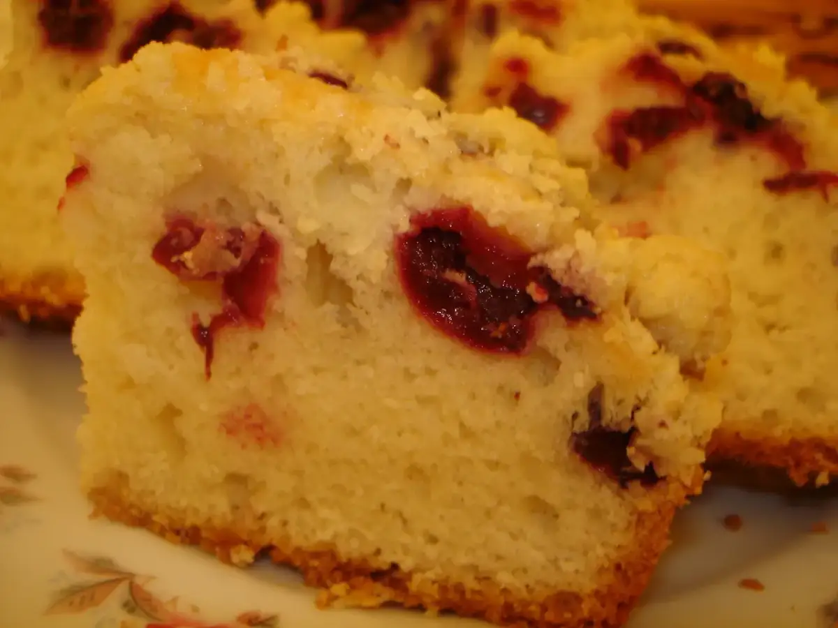 Prosty przepis na ciasto jogurtowe z wiśniami, które zachwyci każdego