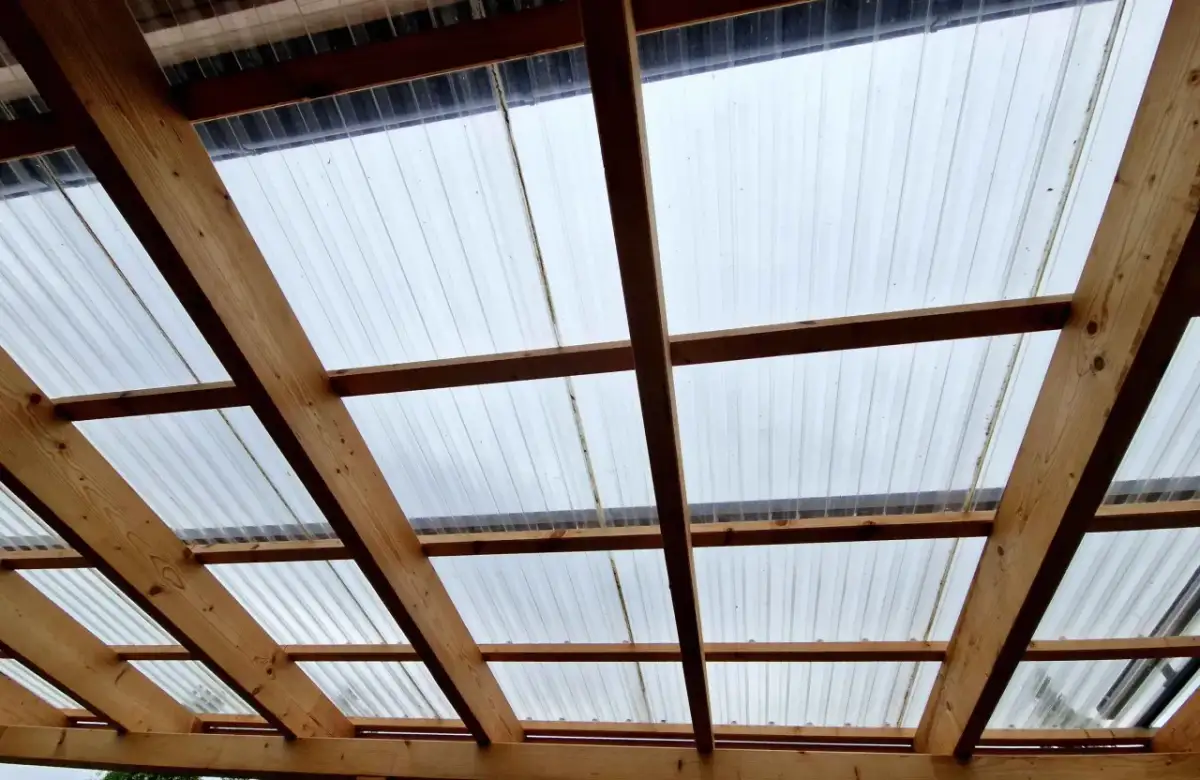 Jak zrobić daszek z poliwęglanu - proste kroki i niezbędne materiały