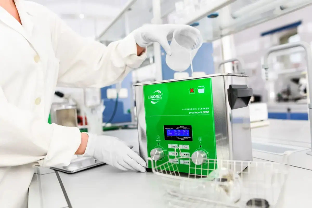 Czyszczenie srebra myjką ultradźwiękową: Blask bez ryzyka?