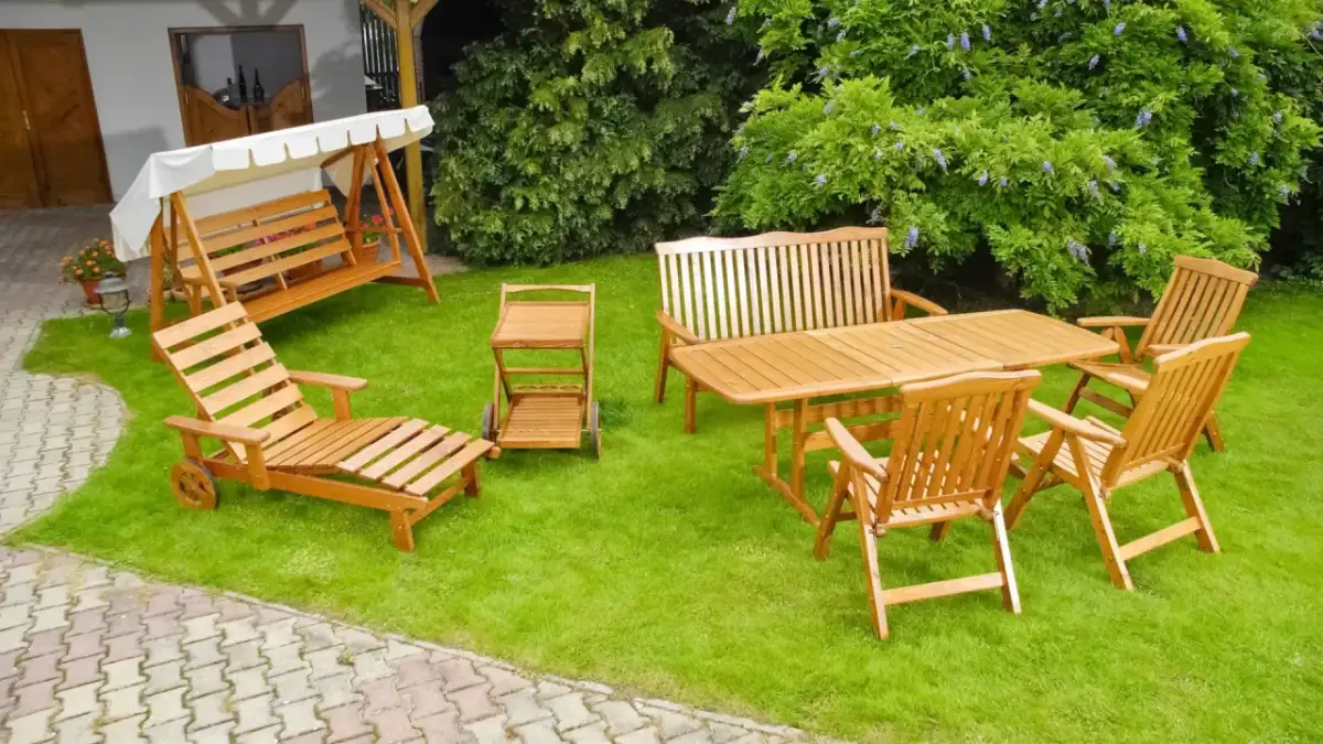 Jakie drzewo na huśtawkę – wybierz trwałe i estetyczne drewno