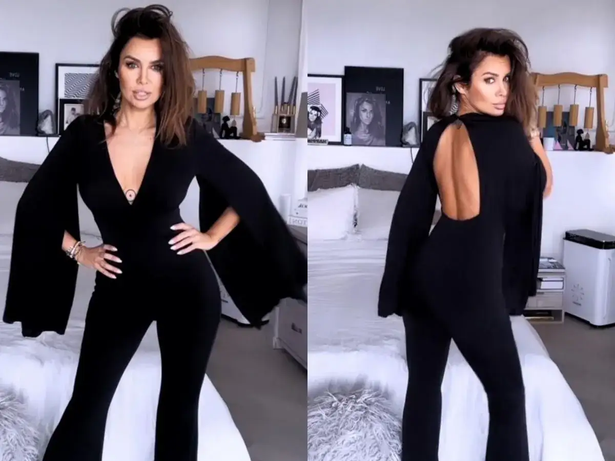 Kobieta w czarnym, obcisłym kombinezonie z rozszerzanymi rękawami i wycięciem na plecach.