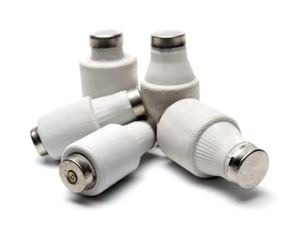 Jak włączyć bezpiecznik automatyczny i uniknąć problemów z prądem