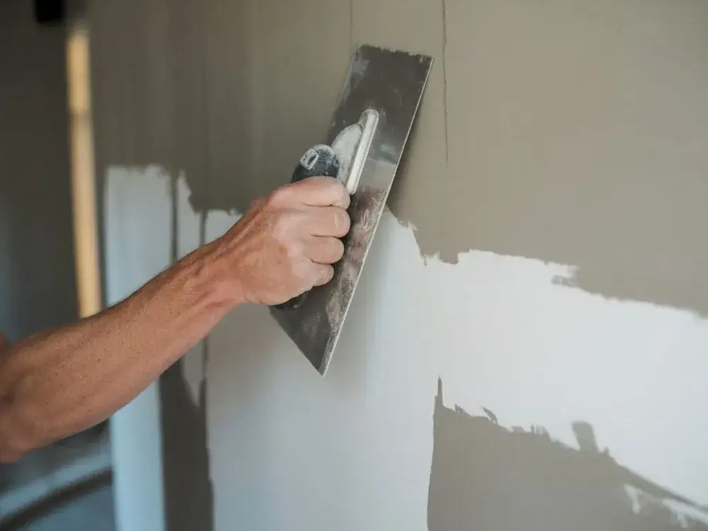 Czy po szlifowaniu gładzi trzeba gruntować, aby uniknąć problemów z malowaniem?