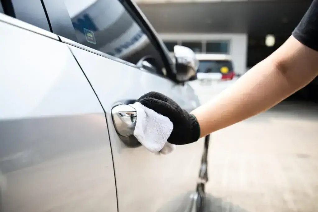 Odtłuszczanie lakieru: Jak to zrobić, by lakier był trwały?