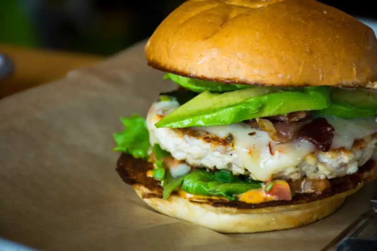 Bułki z Biedronki: jak podgrzać? Sekret chrupiącego burgera!