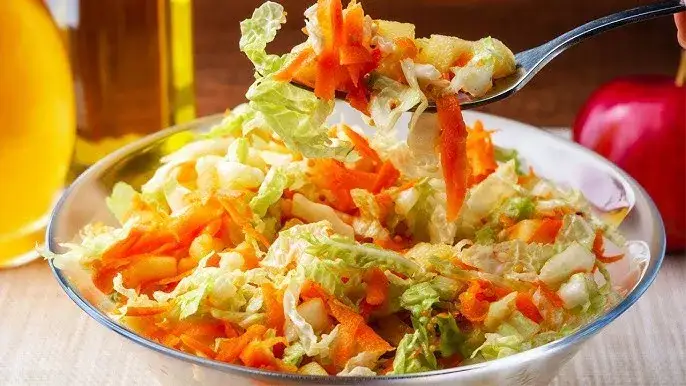 Jaką sałatkę zrobić z kapusty pekińskiej? Proste i smaczne przepisy