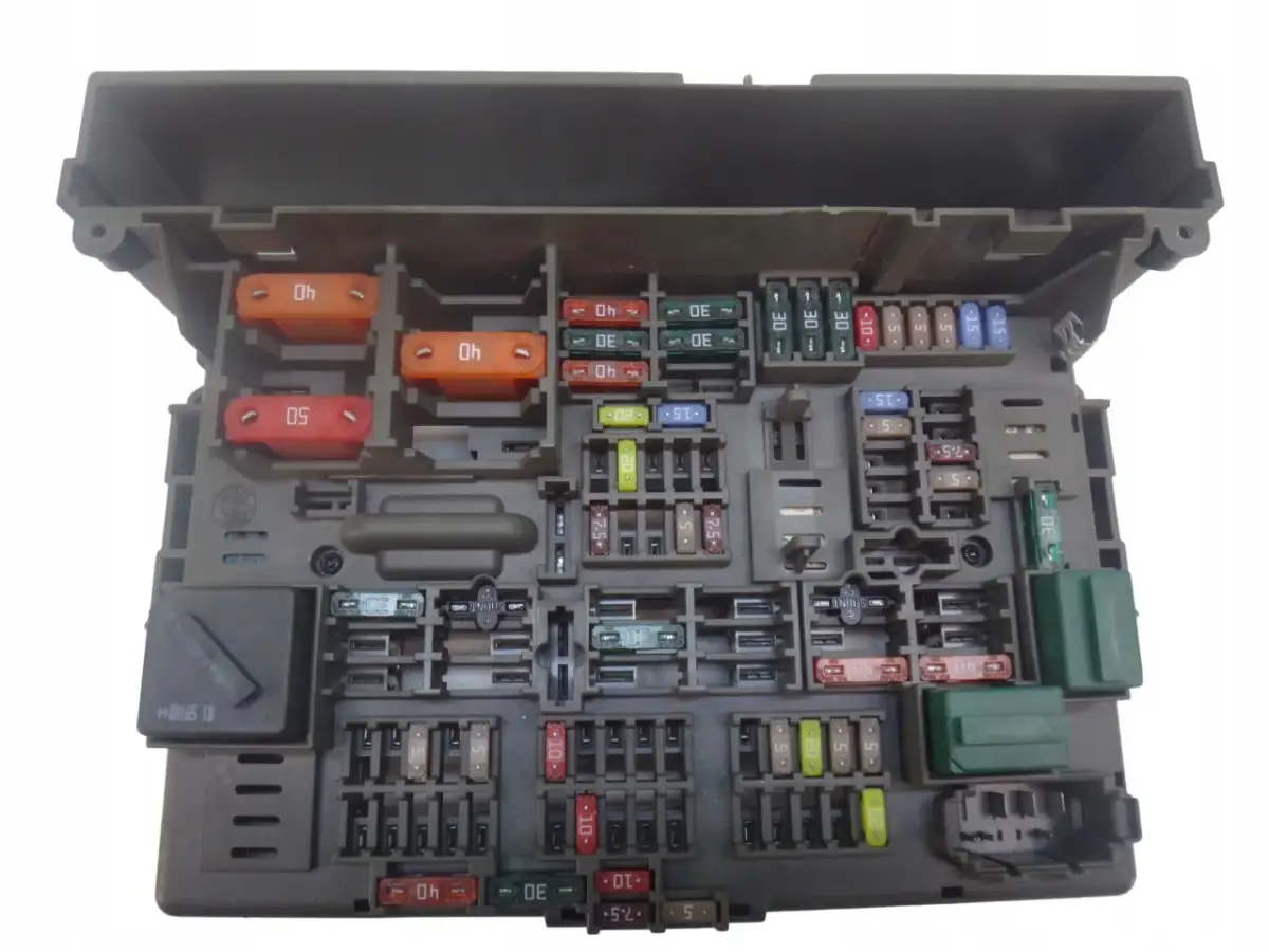 Bezpieczniki BMW E90 gdzie są? Odkryj lokalizacje i uniknij problemów