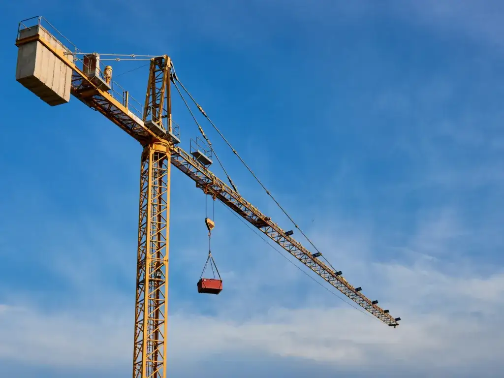 Ile zarabia operator dźwigu budowlanego? Sprawdź pensje i czynniki wpływające na wynagrodzenie