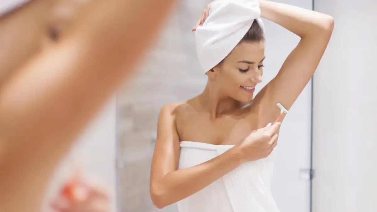 Czy golić włosy pod pachami? Poznaj zalety i wady tej decyzji