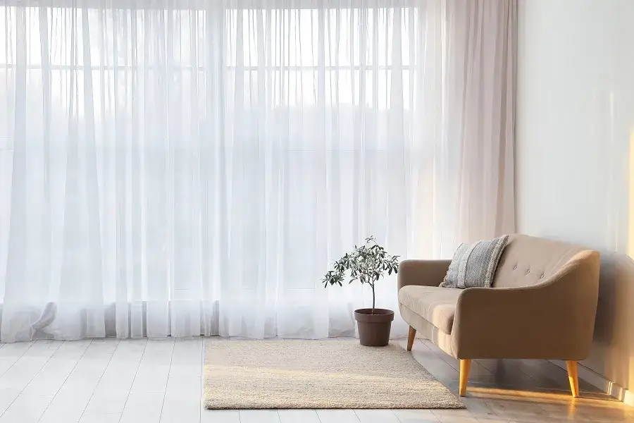 Firany do salonu: Jak wybrać idealne? Trendy i praktyczne porady