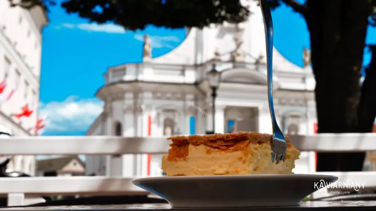 Wadowice: Gdzie zjeść? Odkryj najlepsze restauracje i kremówkę!