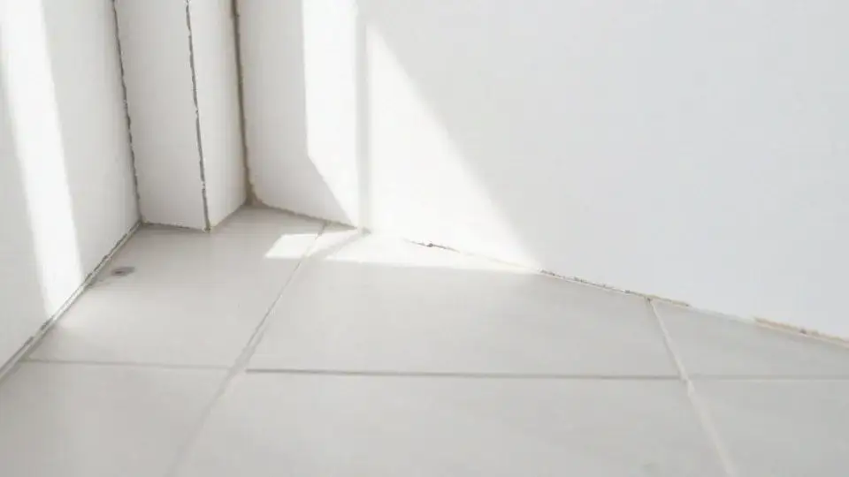 Jak prawidłowo wyrównać ściany pod glazurę - skuteczne metody i materiały