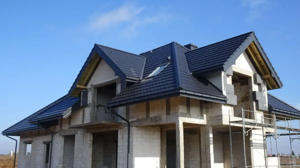 Jakie okna najlepiej pasują do dachówki antracyt? Sprawdź nasze porady!