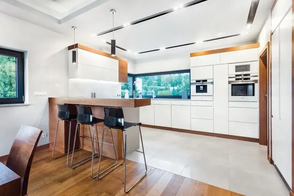 Podłoga salon z aneksem: Jednolita czy łączona? Wybierz mądrze!