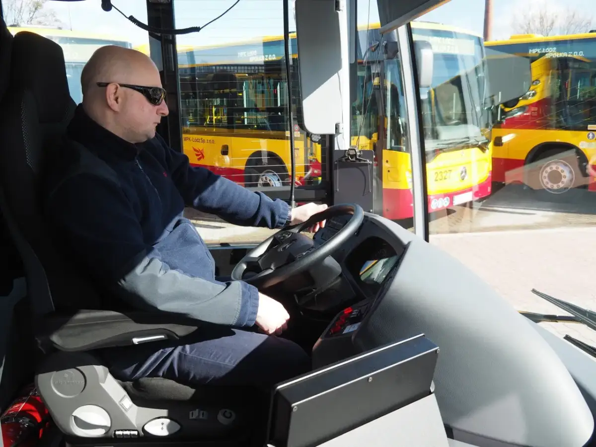 Ile zarabia kierowca autobusu MPK Łódź? Zaskakujące zarobki w branży!