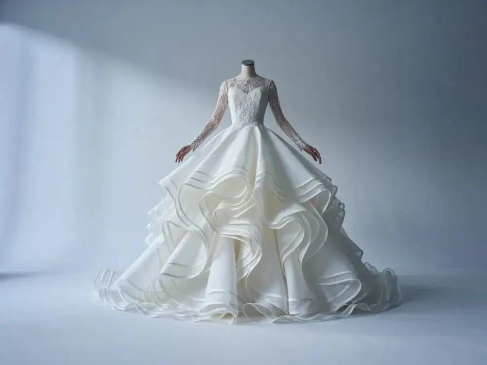 Jak ukryć szerokie ramiona w sukni ślubnej i wyglądać zjawiskowo