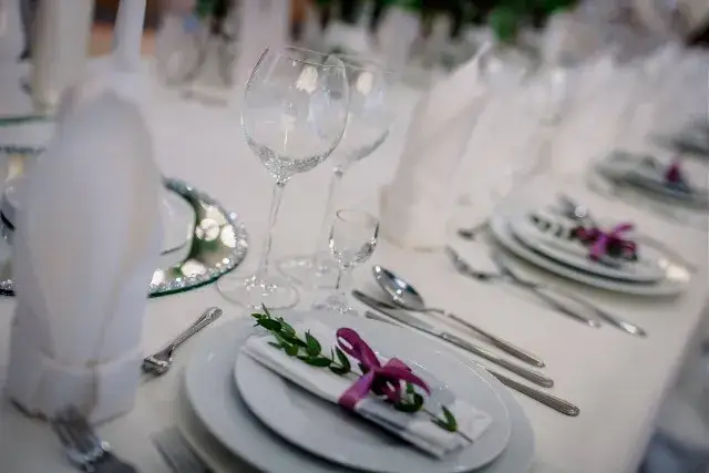 Catering na komunię: Ile zapłacisz? Sprawdź ceny i oszczędź!