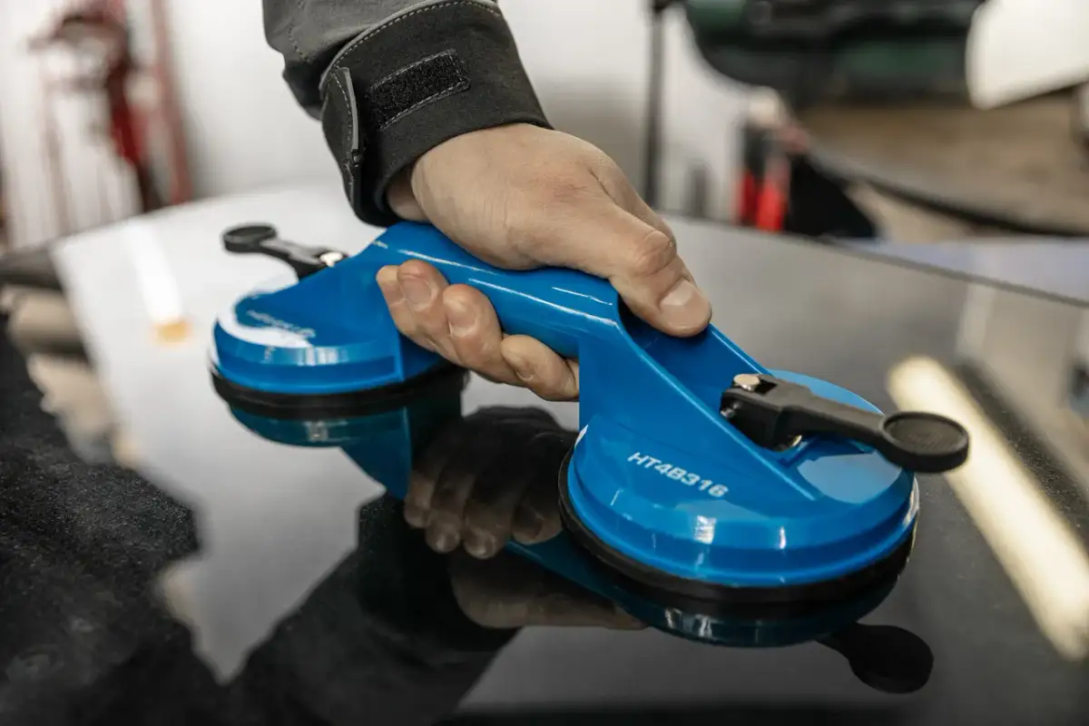 Przyssawka odpada z glazury? Oto jak ją przykleić na stałe!