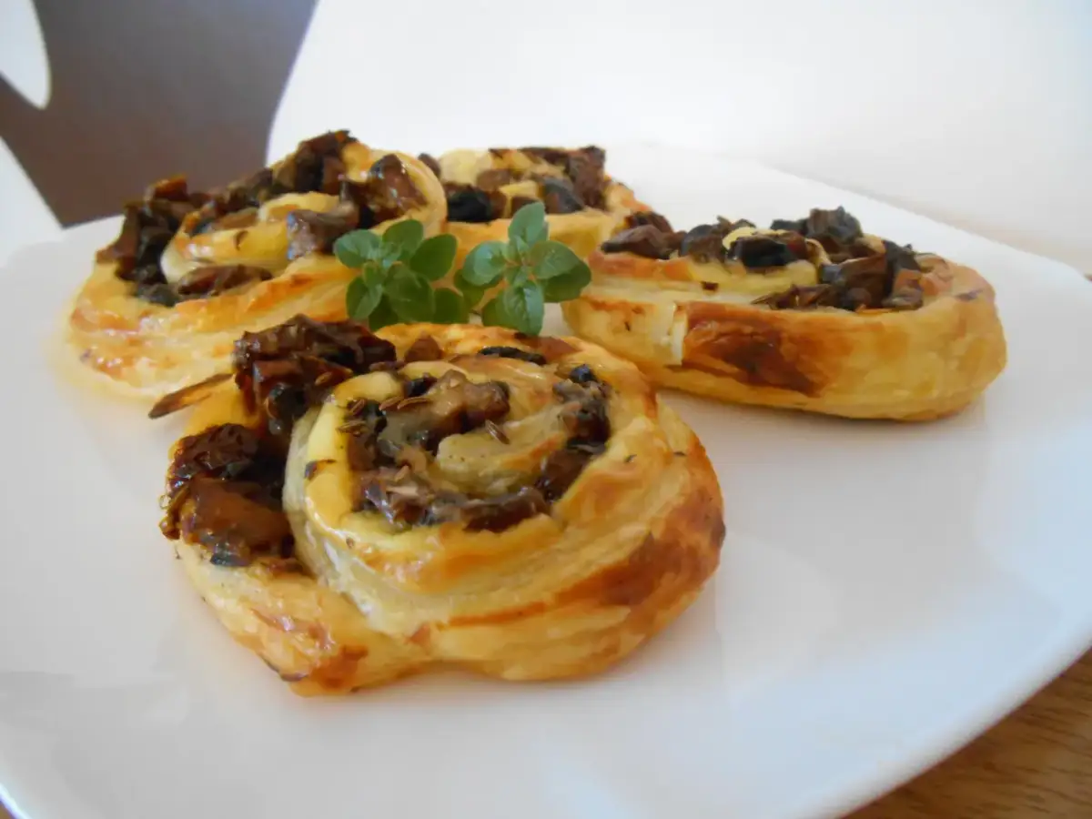 Ciasto francuskie z pieczarkami i serem – łatwy przepis krok po kroku