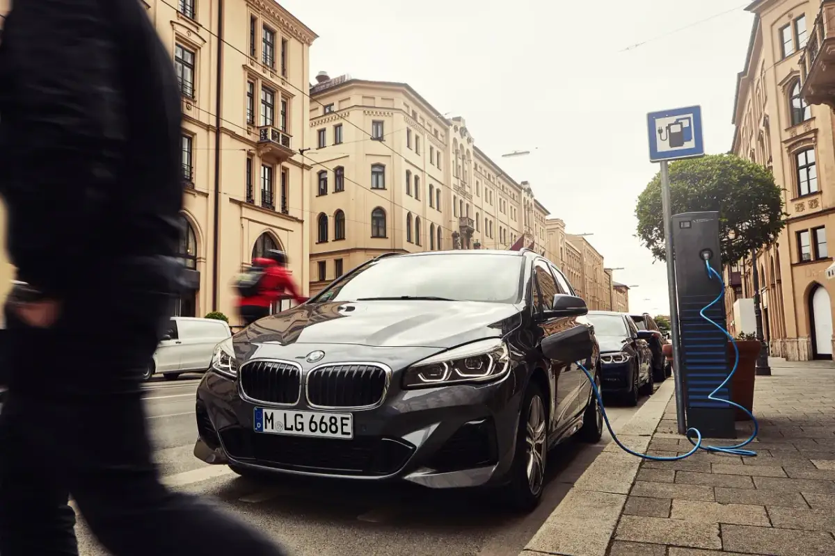 BMW Plug-in: Wszystko o hybrydach ładowanych z gniazdka