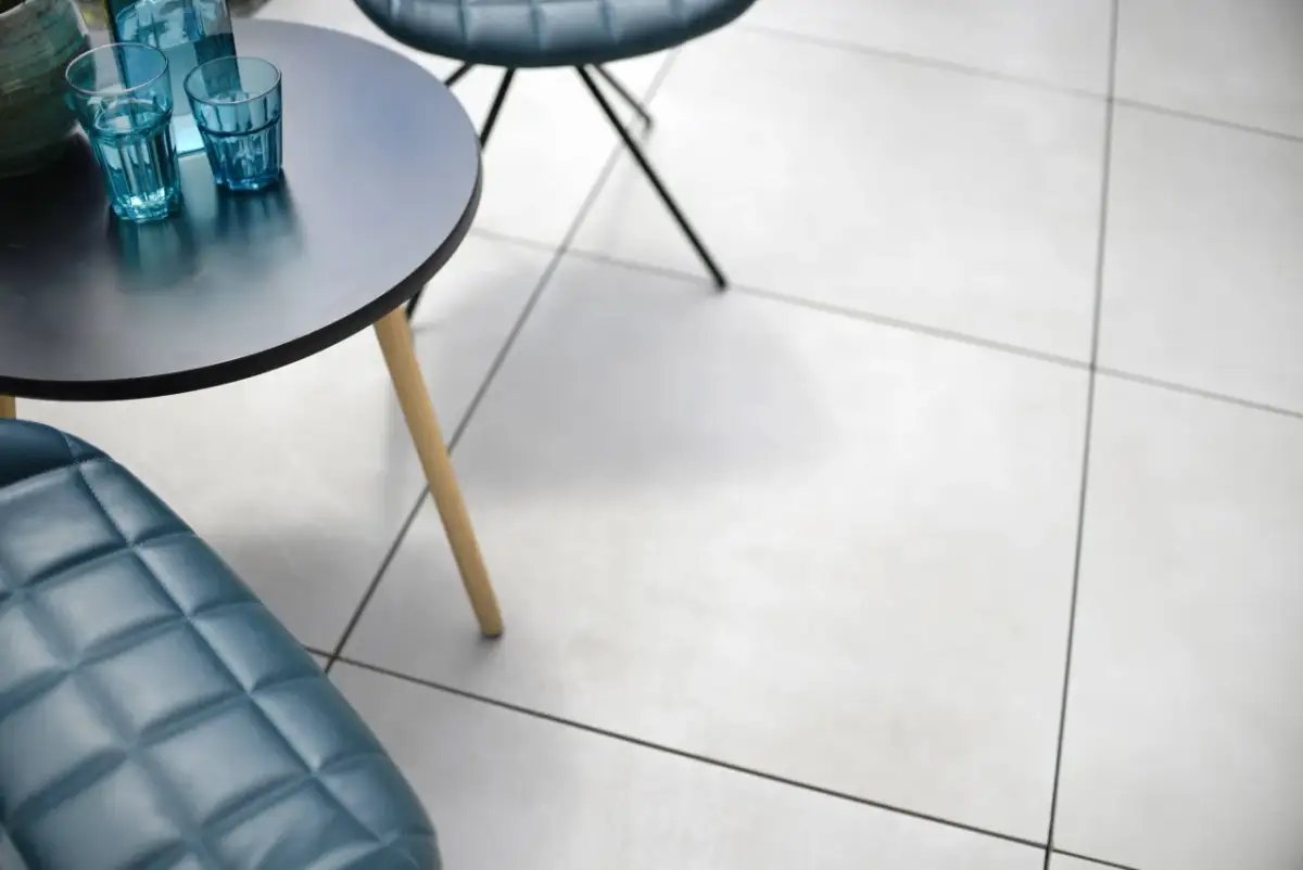 Gres czy panele: które rozwiązanie oszczędzi Twój budżet?