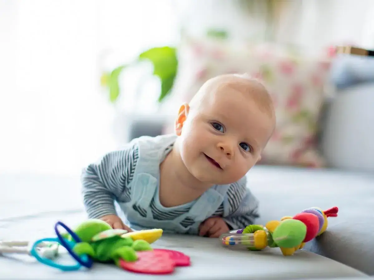 Zabawy sensoryczne z niemowlakiem: 7 pomysłów dla rodziców
