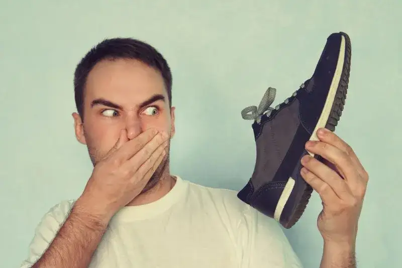 Co zrobić gdy buty śmierdzą? Skuteczne sposoby na pozbycie się zapachu