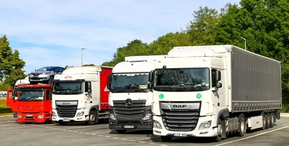 Ile kosztuje ciężarówka z naczepą? Zaskakujące ceny i opcje zakupu